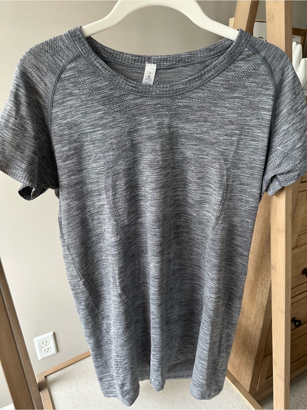 Lululemon Swiftly Tech Short Sleeve Crew Size 12 Heather Grey Seamless Manifesto